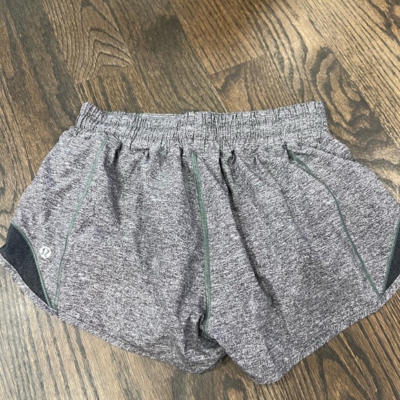 Lululemon hotty hot shorts 2.5” - Picture 3 of 3